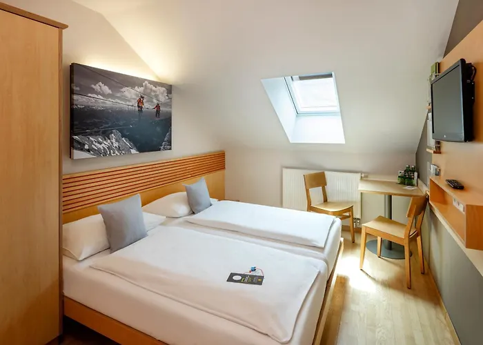 斯拉德明优法酒店