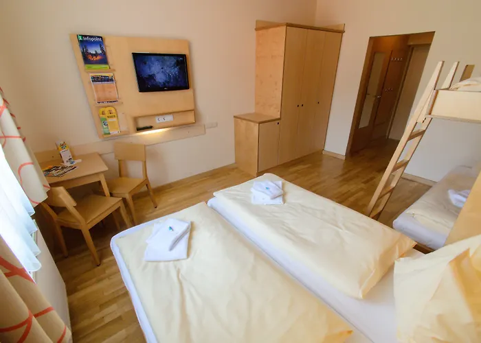 斯拉德明优法酒店